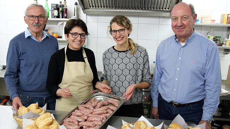 Den Startschuss für das Bratwurst-Brötchen-Testessen in Stammheim gaben (von links) Hermann, Gerda und Sabine Dereser in der Küche der Vinothek mit Slow-Food-Genussführer Raimund Zwirlein. Den Startschuss für das Bratwurst-Brötchen-Testessen in Stammheim gaben (von links) Hermann, Gerda und Sabine Dereser in der Küche der Vinothek mit Slow-Food-Genussführer Raimund Zwirlein.