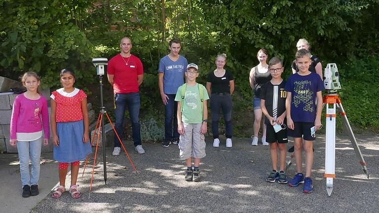 Die Teilnehmerinnen und Teilnehmer des Kinderferienprogramms beim Vermessungs- und Flurneuordnungsamt zusammen mit den Verantwortlichen. Die Teilnehmerinnen und Teilnehmer des Kinderferienprogramms beim Vermessungs- und Flurneuordnungsamt zusammen mit den Verantwortlichen.
