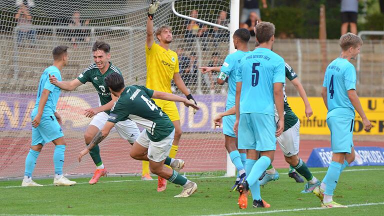 Der Treffer zum 1:0-Sieg: Der Schweinfurter Pascal Moll (Zweiter von links) war soeben per Kopf erfolgreich und dreht jubelnd ab.Teamkollege Georgios Spanoudakis (Nummer 4) erwartet ihn mit offenen Armen. Der Treffer zum 1:0-Sieg: Der Schweinfurter Pascal Moll (Zweiter von links) war soeben per Kopf erfolgreich und dreht jubelnd ab.Teamkollege Georgios Spanoudakis (Nummer 4) erwartet ihn mit offenen Armen.