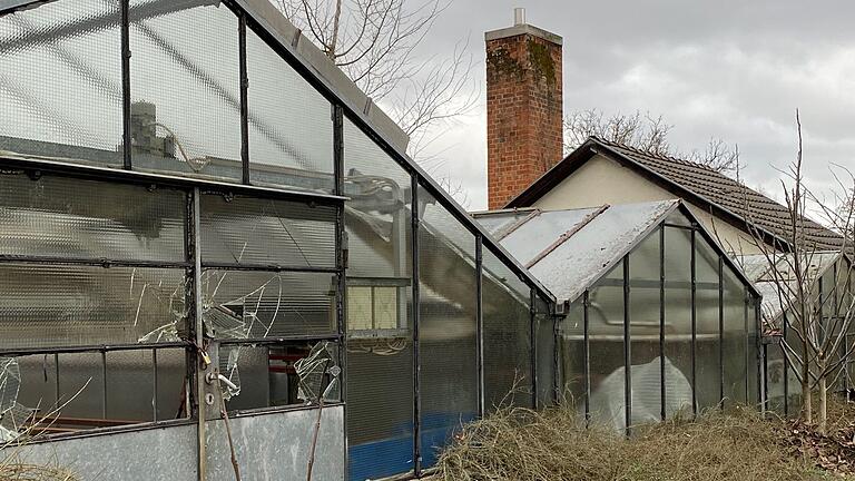 Die alten Gewächshäuser am Bahnhofsweg in Mellrichstadt sollen abgerissen werden. Ob die Stadt dafür eine Förderung erhält, ist noch fraglich.