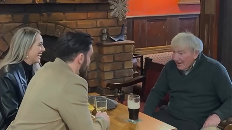 Nordirisches Pub rührt mit Weihnachtswerbung geschnitten.png       -  Ein Screenshot aus der Weihnachtswerbung von Charlie's Bar im nordirischen Enniskillen. Auf Social Media traf das Video einen Nerf.