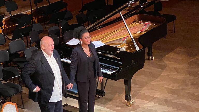 Kissinger Sommer: Thomas Thieme und Mirabelle Kajenjeri - Thomas Thieme und Mirabelle Kajenjeri begeisterten mit einer musikalischen Lesung. Kissinger Sommer: Thomas Thieme und Mirabelle Kajenjeri - Thomas Thieme und Mirabelle Kajenjeri begeisterten mit einer musikalischen Lesung.