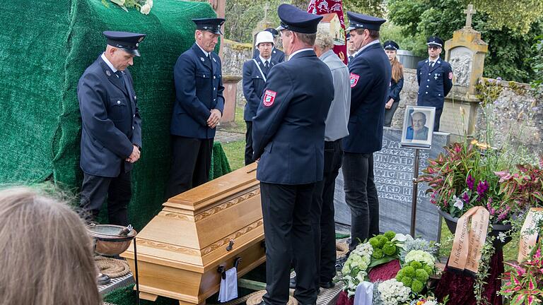 Bei der Beerdigung von Wendelin Meder auf den Friedhof in Weyersfeld