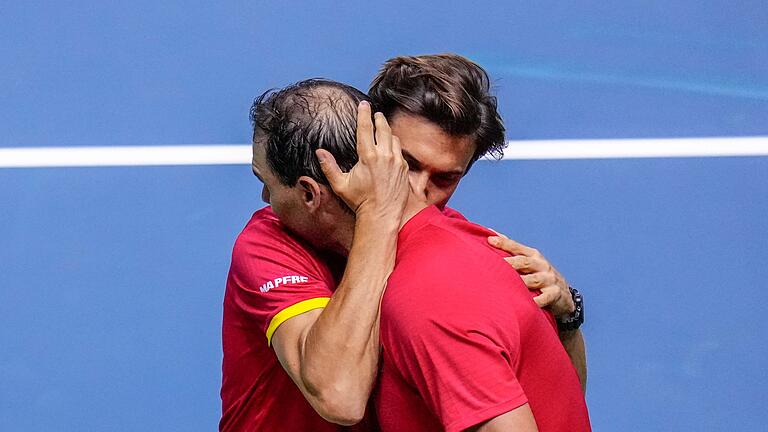 Tennis Davis Cup in Malaga       -  Teamchef David Ferrer tröstet Superstar Rafael Nadal nach der Niederlage in dessen letztem Spiel.