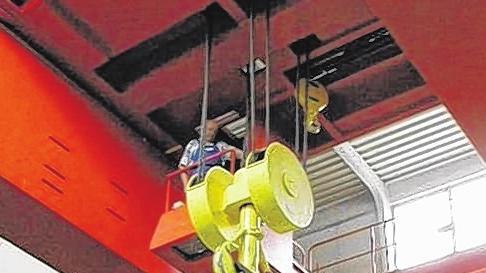 Am Kran: Ein Kugelschieber im Kraftwerk hat 1,6 Meter im Durchmesser.RMD AG