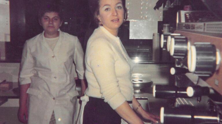 Noella Bordin (rechts) Anfang der 70er Jahre hinter dem Tresen des Eiscafés an der Kaffeemaschine.