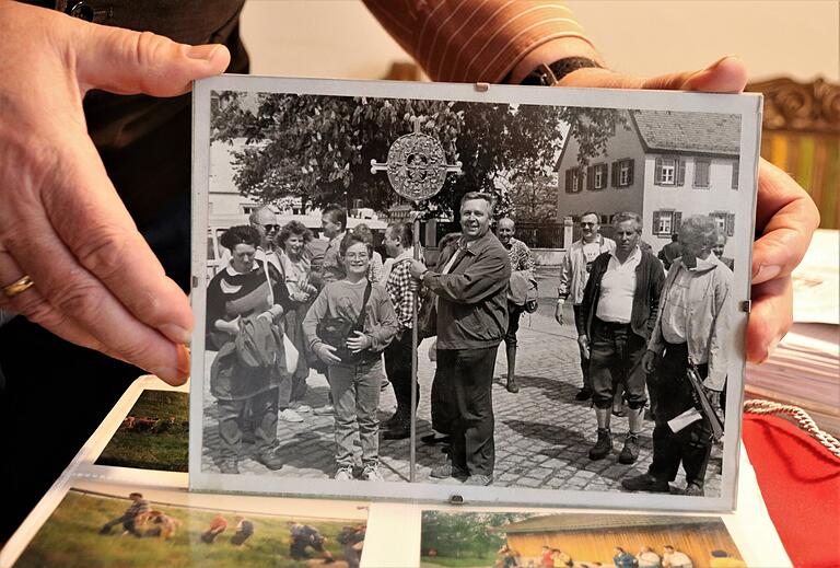 Ein altes Pressefoto, das Werner Sauerteig 1992 vom Auszug der Wallfahrer machte, in der Bildmitte Robert Gießübel mit dem neu gestalteten Wallfahrtsstab auf dem Kirchplatz in Grafenrheinfeld. Gießübel hat die Tradition der Vierzehnheilgen-Wallfahrt in Grafenrheinfeld begründet. Das Kind neben ihm ist übrigens der heutige Bürgermeister Christian Keller.&nbsp;