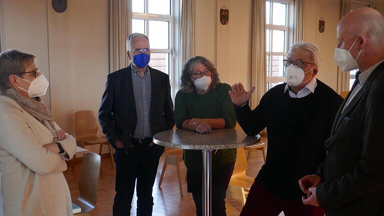 Austausch im Knetzgauer Impfzentrum (von links): Gesundheitspolitikerin Sabine Dittmar (von links) im Gespräch mit Dr. Walter Becker, Marie-Jose Hau, Karl Weißenberger und Bürgermeister Stefan Paulus zu. Austausch im Knetzgauer Impfzentrum (von links): Gesundheitspolitikerin Sabine Dittmar (von links) im Gespräch mit Dr. Walter Becker, Marie-Jose Hau, Karl Weißenberger und Bürgermeister Stefan Paulus zu. 