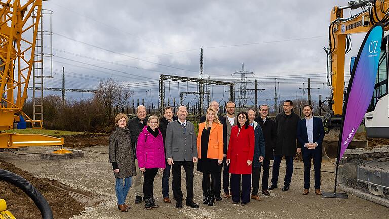 Nach einem regen Austausch über die Energiewende und das neue Großspeicherprojekt der ÜZ Mainfranken traf  man sich zum Gruppenfoto auf der Baustelle in Brünnstadt.