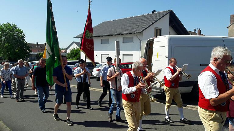 Beim Patroziniumsfest zog die Festgemeinschaft mit der Musikkapelle Erbshausen-Sulzwiesen und Fahnenabordnungen der Vereine durch das Dorf.