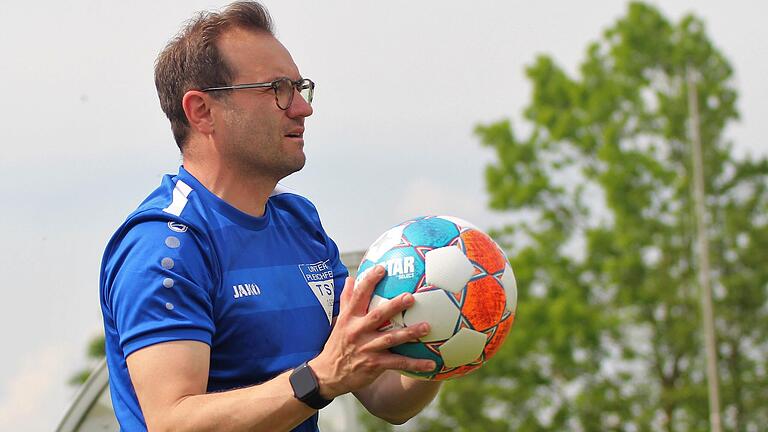 Thomas Redelberger fängt den Ball. Der Unterpleichfelder Trainer darf sich am Dienstag, 1. August, auf ein Duell im Toto-Pokal-Wettbewerb gegen den Zweitliga-Absteiger SSV Jahn Regensburg freuen.