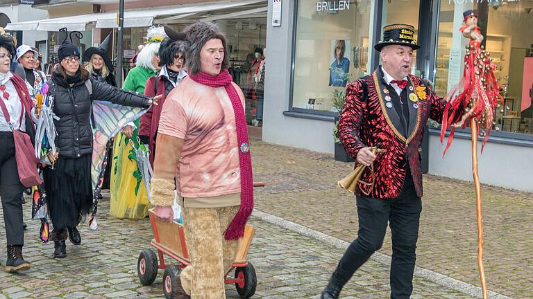 Lautstark lärmend und mit viel Helau zog ein kleines illustres Häufchen Narren, angeführt vom Züchles-Marschall Jörg Fella, vor das Gemündener Rathaus, um es im Sturm zu erobern. Lautstark lärmend und mit viel Helau zog ein kleines illustres Häufchen Narren, angeführt vom Züchles-Marschall Jörg Fella, vor das Gemündener Rathaus, um es im Sturm zu erobern.