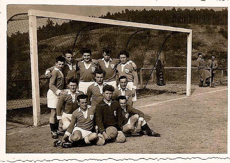 In den 50er Jahren kickte Karl Fiedler (2. Reihe ganz rechts) im grün-weißen RSV-Dress auf dem Wollbacher Sportplatz.