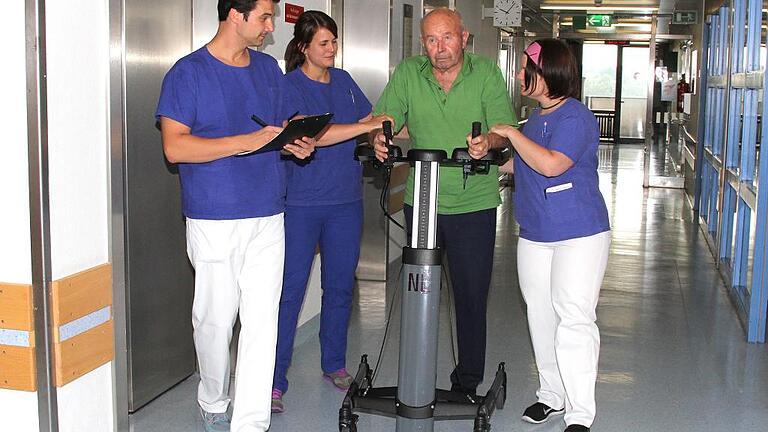 Stationsalltag: Nach einer akuten, schweren Erkrankung startet in der Neurologischen Uniklinik ein multiprofessionelles Training mit dem Ziel „Fit fürs Leben trotz Behinderung“. UNIKLINIKUM Stationsalltag: Nach einer akuten, schweren Erkrankung startet in der Neurologischen Uniklinik ein multiprofessionelles Training mit dem Ziel „Fit fürs Leben trotz Behinderung“. UNIKLINIKUM