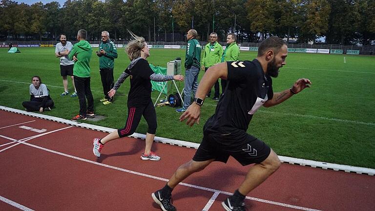 1. Schweinfurter Fun-Biathlon im Willy-Sachs-Stadion, initiiert von der AOK: Schirmherr war Biathlon-Legende Sven Fischer. 15 Teams zu je drei Läufern stellten sich dieser Herausforderung, und der Spaß stand eindeutig im Vordergrund.