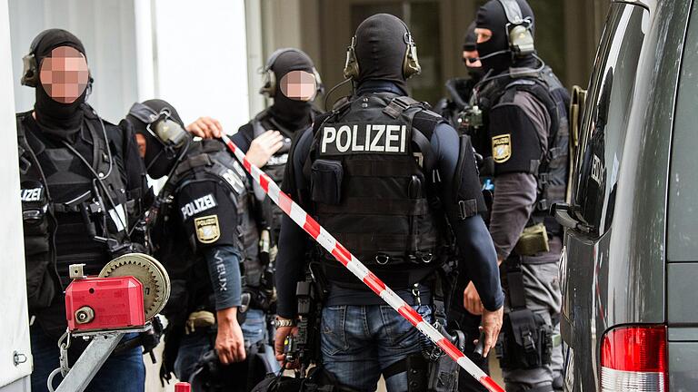 Wegen der Schüsse auf einen Mann in einer Tiefgarage in Ingolstadt sind jetzt zwei Männer aus Würzburg wegen versuchten Mordes angeklagt. Sie waren mithilfe eines bayerischen Sondereinsatzkommandos (Symbolbild) festgenmmen worden.