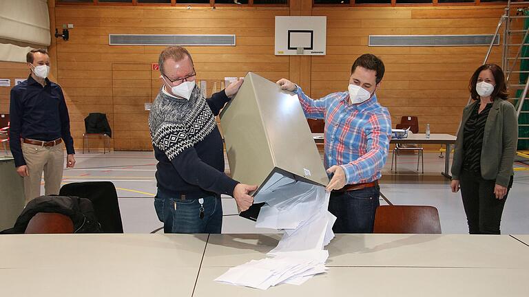 Aufgrund der begrenzten Zahl an Wahlhelfern und der großen Zahl an Briefwählern zog sich die Auszählung des Bürgerentscheids in Hettstadt am Sonntag bis in den späten Abend hin. Beim Leeren der Wahlurne (von links):&nbsp; der Initiator des Bürgerbegehrens Michael Bauer, Geschäftsleiter Thomas Aufmuth, Bauamt-Mitarbeiter Alexander Hild und Bürgermeisterin Andrea Rothenbucher.&nbsp;