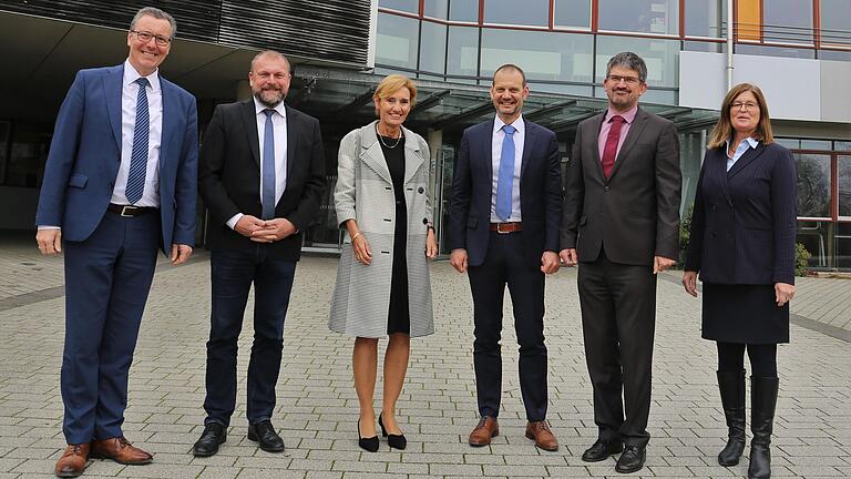 Erinnerungsfoto an die offizielle Amtseinführung des neuen Schulleiters des Gymnasiums Veitshöchheim (von links): Bürgermeister Jürgen Götz, Landrat Thomas Eberth, Ministerialbeauftragte Monika Zeyer-Müller, Schulleiter Bernhard Brunner und sein Ständiger Stellvertreter Gunnar Leuner sowie die stellvertretende Landrätin Karin Heußner.