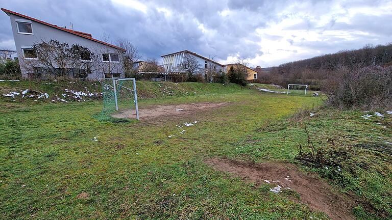 Die Anwohner 'Am Hölzlein' in der Gartensiedlung sind strikt dagegen, hinter der Tennishalle  direkt im Anschluss an ihre Grundstücke bis zum Waldrand hin eine sechsgruppige Kita zu bauen. Auch der Bolzplatz an dieser Stelle müsste dem Neubau weichen.