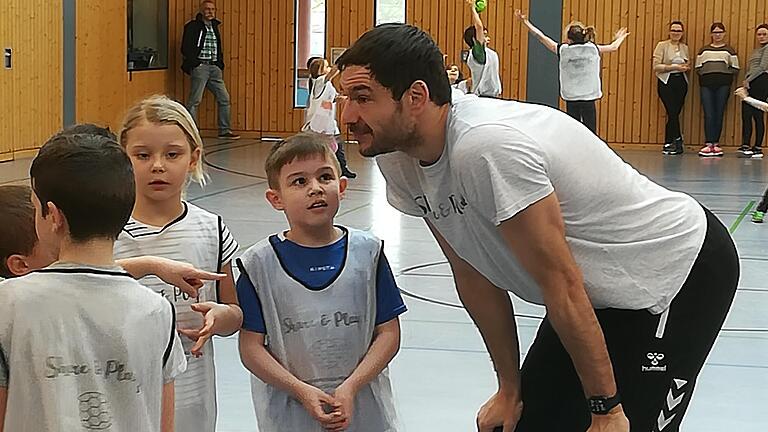 Ein Bild aus seiner Zeit beim TSV Lohr, als er für seine Stiftung unterwegs war: Carlos Prieto beim Besuch der Grundschule Steinfeld.