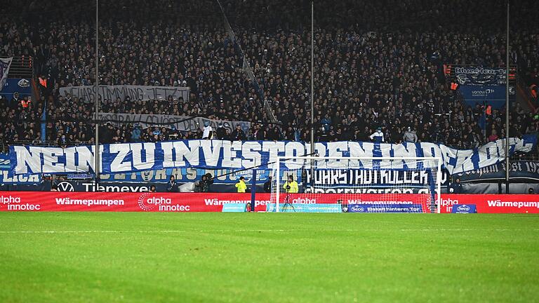 Protest.jpeg       -  Fast die Hälfte der Fußballfans lehnt einen Investoren-Einstieg bei der DFL ab.