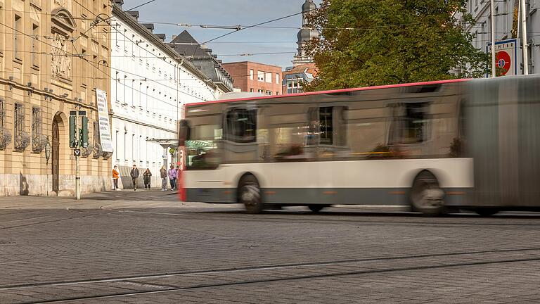 Ein Würzburger ÖPNV-Kunde wollte den Bus nehmen, als ihm auffiel, dass sein Deutschlandticket nicht in der WVV-App aufzufinden ist.