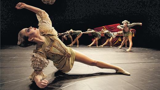 Liebevoll-ironischer Blick auf die ausgetretenen Pfade der Opernspielpläne: Das Junior Ballett Zürich mit Stephan Thoss' Choreografie &bdquo;Bellulus&ldquo;.