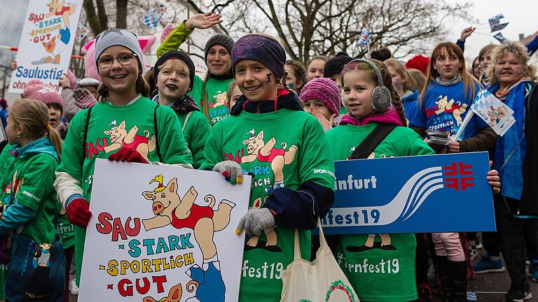 Die ganze Schweinfurter Innenstadt als Volksfestplatz: Diese Kinder haben beim Faschingsumzug schon mal gezeigt, wie das ausschauen könnte.