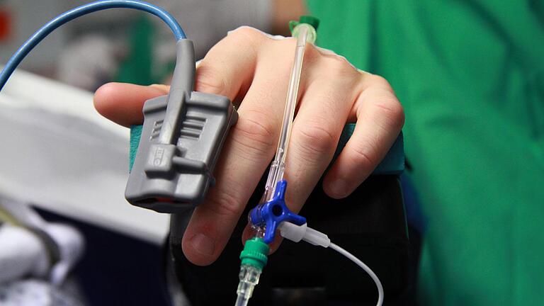 Behandlungsfehler können passieren. Schweinfurter wirft Ärzten des Rhön-Klinikums Bad Neustadt aber Körperverletzung vor. Das Symbolbild zeigt eine Patientenhand während einer Operation. Behandlungsfehler können passieren. Schweinfurter wirft Ärzten des Rhön-Klinikums Bad Neustadt aber Körperverletzung vor. Das Symbolbild zeigt eine Patientenhand während einer Operation.