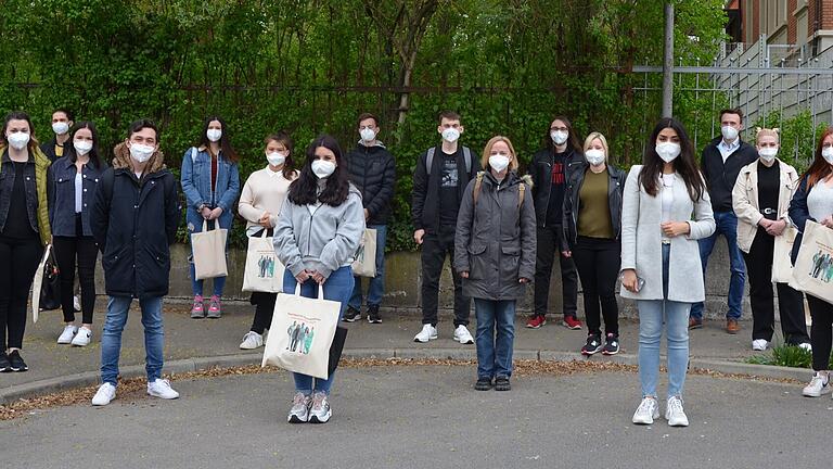 Lernen einen Beruf, der Zukunft ist. Die 19 Teilnehmenden, die im April ihre Ausbildung zur Pflegefachkraft an der gemeinsamen Berufsfachschule für Gesundheitswesen und Pflege von Leopoldina Krankenhaus und Haßberg-Kliniken begonnen haben.