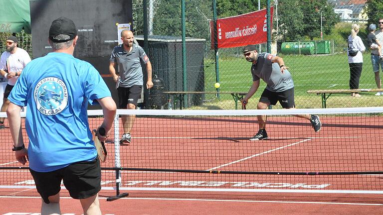 Das Heustreuer Doppel Marcel Ludsteck (links hinten) und Dominik Weis (rechts hinten) belegte bei den Rhön-Open den dritten Rang.