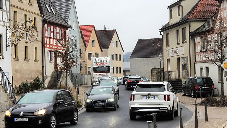 Nur ab und zu wurde es etwas eng in der Ortsdurchfahrt am Marktplatz in Geiselwind. Auch hier rollte der wegen der Autobahnsperre umgeleitete Verkehr.