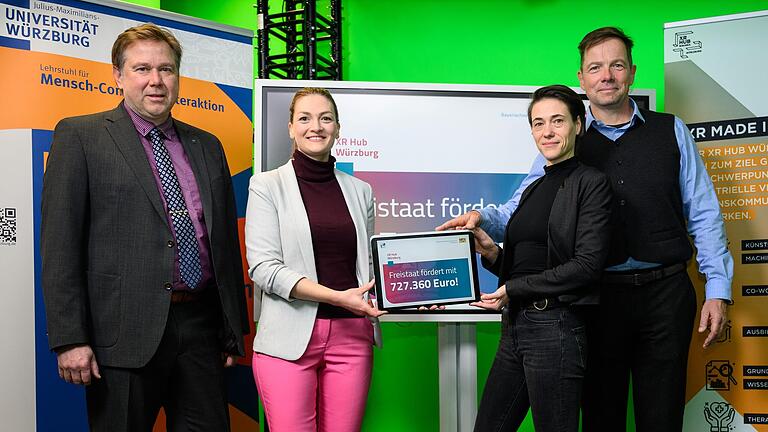 Freuen sich über die Förderung (von links): Prof. Dr. Matthias Bode, Staatsministerin Judith Gerlach, Prof. Dr. Carolin Wienrich und Prof. Dr. Marc Latoschik.