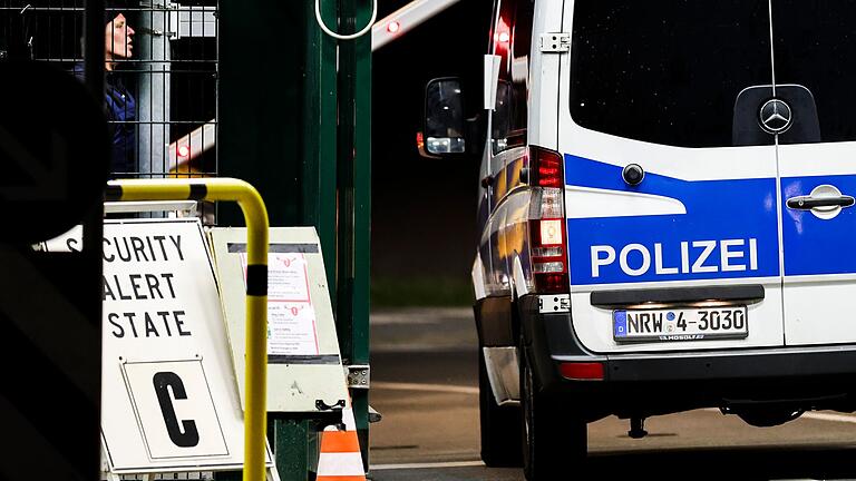 Einsatz am NATO-Stützpunkt - Wegen einer möglichen Bedrohung wurden alle Mitarbeiter, die nicht für den Einsatz benötigt werden, vom Nato-Stützpunkt in Geilenkirchen nach Hause geschickt. Einsatz am NATO-Stützpunkt - Wegen einer möglichen Bedrohung wurden alle Mitarbeiter, die nicht für den Einsatz benötigt werden, vom Nato-Stützpunkt in Geilenkirchen nach Hause geschickt.