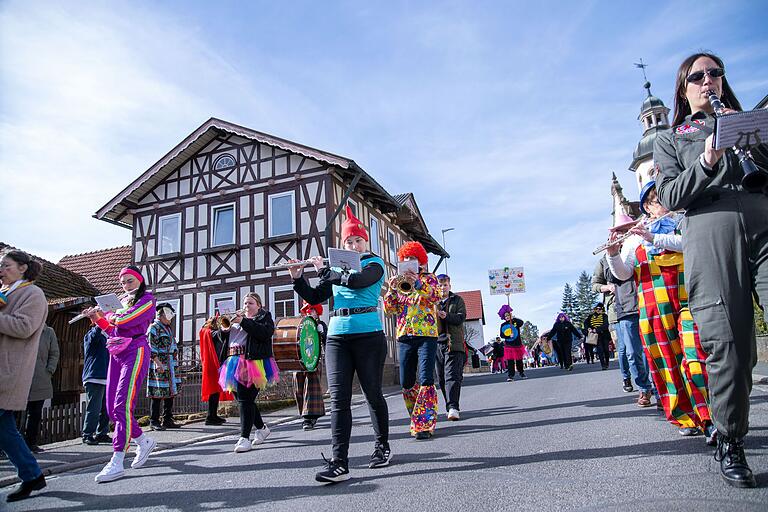 Die Blaskapelle Gereuth sorgte den richtigen Marschschritt. Die Blaskapelle Gereuth sorgte den richtigen Marschschritt.