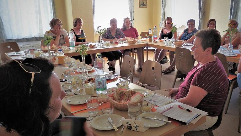 Blick in die Runde der Frauen der Zweigvereine des Frauenbundes, die sich in Gernach über ihre Aktivitäten informierten und künftige Aktionen miteinander besprachen.
