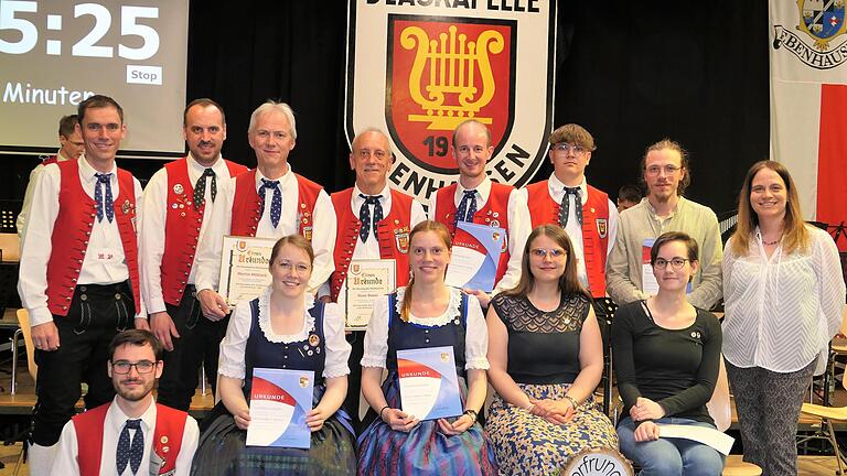 Ehrungen: (hinten v. li.) Vorsitzender Matthias Dees mit Julian Wahler, Martin Mühleck, Hans Bauer, Stefan Seufert, Hannes Federlein, Manuel Mühleck, Birgit Döhler (Vorsitzende NBMB), (vorne v. li.) Maximilian Williams, Eva-Maria Moritz, Christina...       -  Ehrungen: (hinten v. li.) Vorsitzender Matthias Dees mit Julian Wahler, Martin Mühleck, Hans Bauer, Stefan Seufert, Hannes Federlein, Manuel Mühleck, Birgit Döhler (Vorsitzende NBMB), (vorne v. li.) Maximilian Williams, Eva-Maria Moritz, Christina Schmitz, Ulrike Schöler und Claudia Mehn.