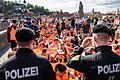 Bei über 30 Grad und Sonnenschein blockierte die Letzte Generation am Montagnachmittag die Alte Mainbrücke in Würzburg.