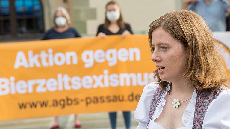 Vor Beginn einer Kundgebung der Anti-Donaulied-Aktivisten zum Abschluss der Online-Petition im Jahr 2020: Die Gruppe machte sich gegen Sexismus auf Volksfesten stark.