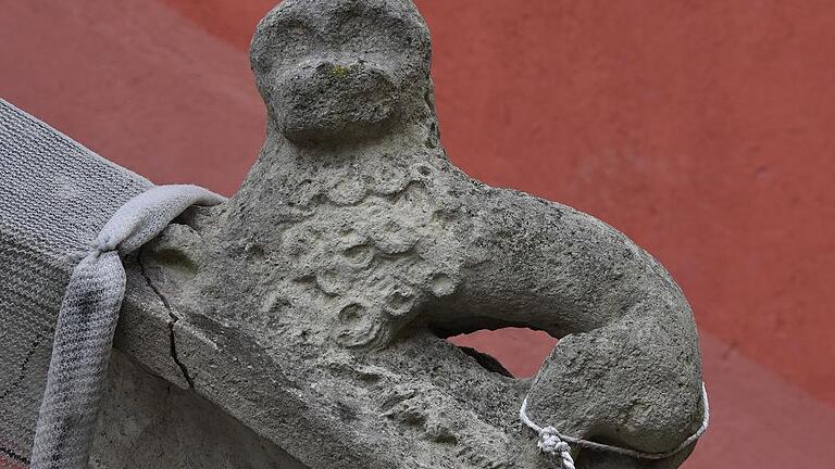 Auf König Richard Löwenherz, über dessen Lösegeld im Jahr 1193 in Ochsenfurt verhandelt wurde, soll die kleine Steinfigur an der Rathaustreppe hinweisen.