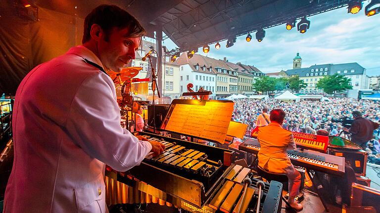 Trotz düsterer Wettervorhersage kamen Tausende zur Big-Band der Bundeswehr auf den Marktplatz.