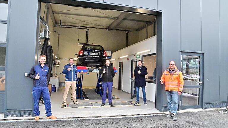 Ab sofort hat der TÜV Süd eine neue Prüfstelle im Höchberger Gewerbegebiet. Zur Eröffnung gratulierten Hausherr Sebastian Billinger (Mitte), Projektleiter Heiner Wehr und Geschäftsführer Rudolstädter Systembau Simon Weilnhammer (von rechts) dem Außenstellenleiter des TÜV Stefan Altenhöfer und Bereichsleiter Unterfranken TÜV Süd Timo Kiesel (von links)