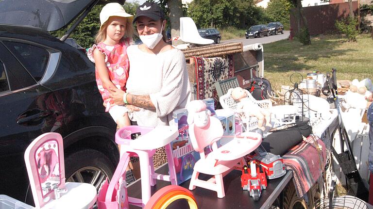 Die kleine Emilia ist auch schon dabei, wenn Mama Kristina Fischer auf den Flohmarkt geht, wie am vergangenen Samstag. Die kleine Emilia ist auch schon dabei, wenn Mama Kristina Fischer auf den Flohmarkt geht, wie am vergangenen Samstag.