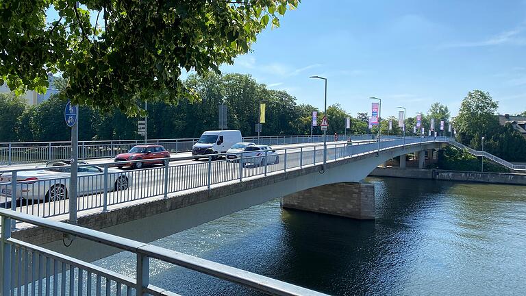 Die Maxbrücke in Schweinfurt muss saniert werden. CSU und Grüne wollen prüfen lassen, ob nicht auch eine Sanierung im Bestand möglich ist anstelle eines Abrisses und Neubaus.