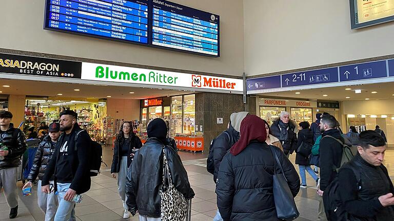 Die Bahnhofshalle war am Morgen des 7. März trotz des Streikes gefüllt.