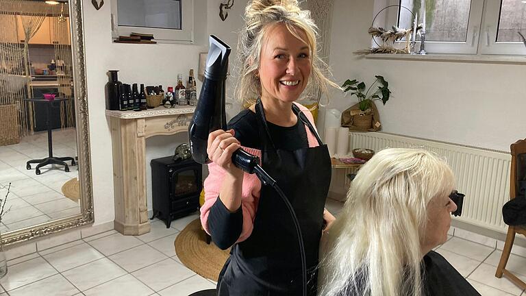 Neben ihrem mobilen Service bedient Friseurmeisterin Diana Michel Kundinnen und Kunden auch eigenen Salon im Keller ihres Hauses in Kleinbardorf.