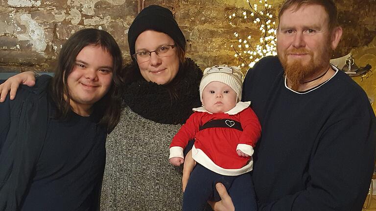 Mutter aus Diebach hat zwei Kinder mit Downsyndrom       -  Luca, Mutter Sabrina, das Baby Melina und Vater Alexander.