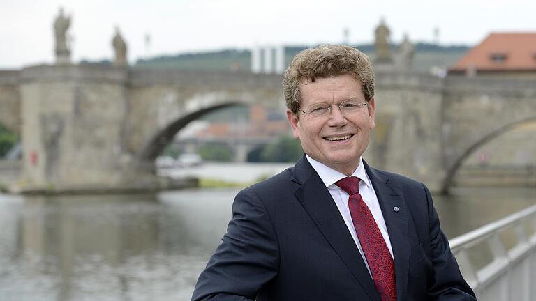 Lächeln vor der Alten Mainbrücke: Oft posierte der Würzburger Ex-Oberbürgermeister Georg Rosenthal vor dieser Kulisse. Jetzt hat er Würzburg verlassen. Lächeln vor der Alten Mainbrücke: Oft posierte der Würzburger Ex-Oberbürgermeister Georg Rosenthal vor dieser Kulisse. Jetzt hat er Würzburg verlassen. 
