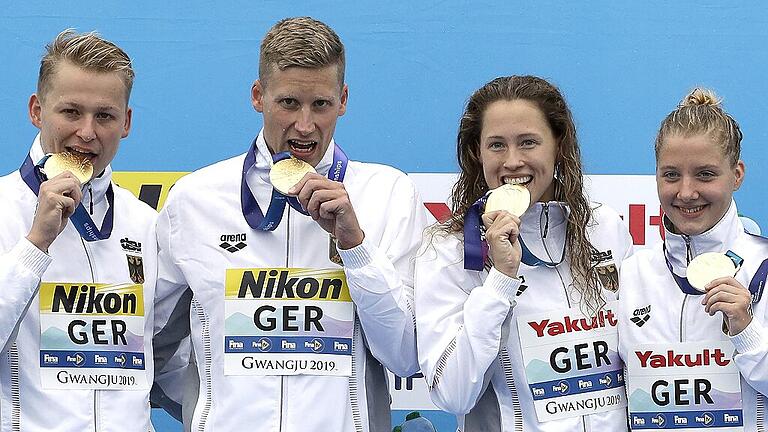 KINA - Schwimmen, abklatschen, schwimmen       -  Bissprobe für die Fotografen: (von links) Rob Muffels, Sören Meißner, Sarah Köhler und Lea Boy mit ihren Staffel-Goldmedaillen.