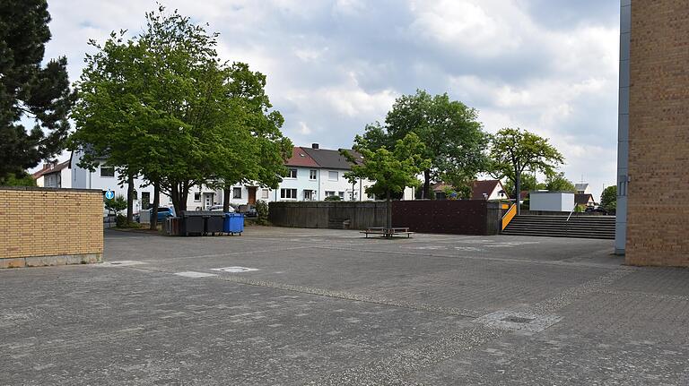 Vor 50 Jahren wurden Schulen noch großzügig geplant. Selbst dem Pausenhof sieht man dies heute noch an.